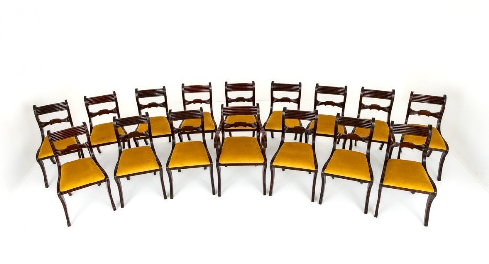 Ensemble de 16 chaises de salle à manger victoriennes en acajou 1880