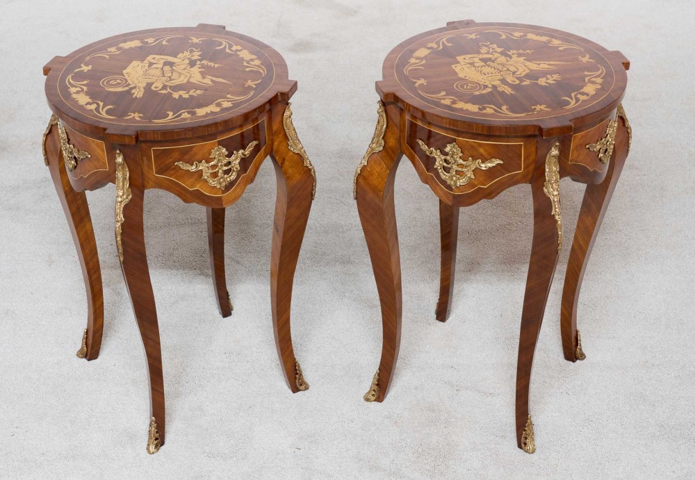 Paire de tables d'appoint françaises Louis XVI avec marqueterie latérale