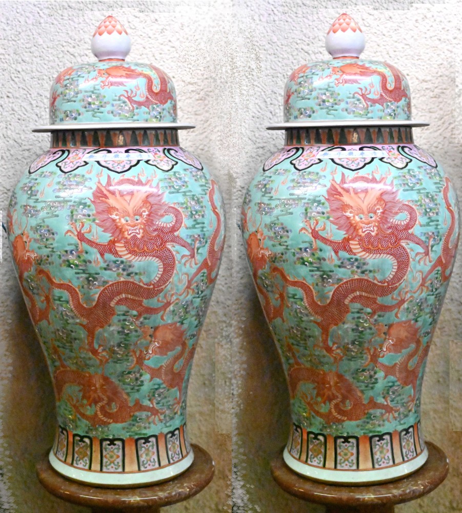 Paire d'urnes de dragon en porcelaine chinoise - Vases Famille Noire Pot de Temple