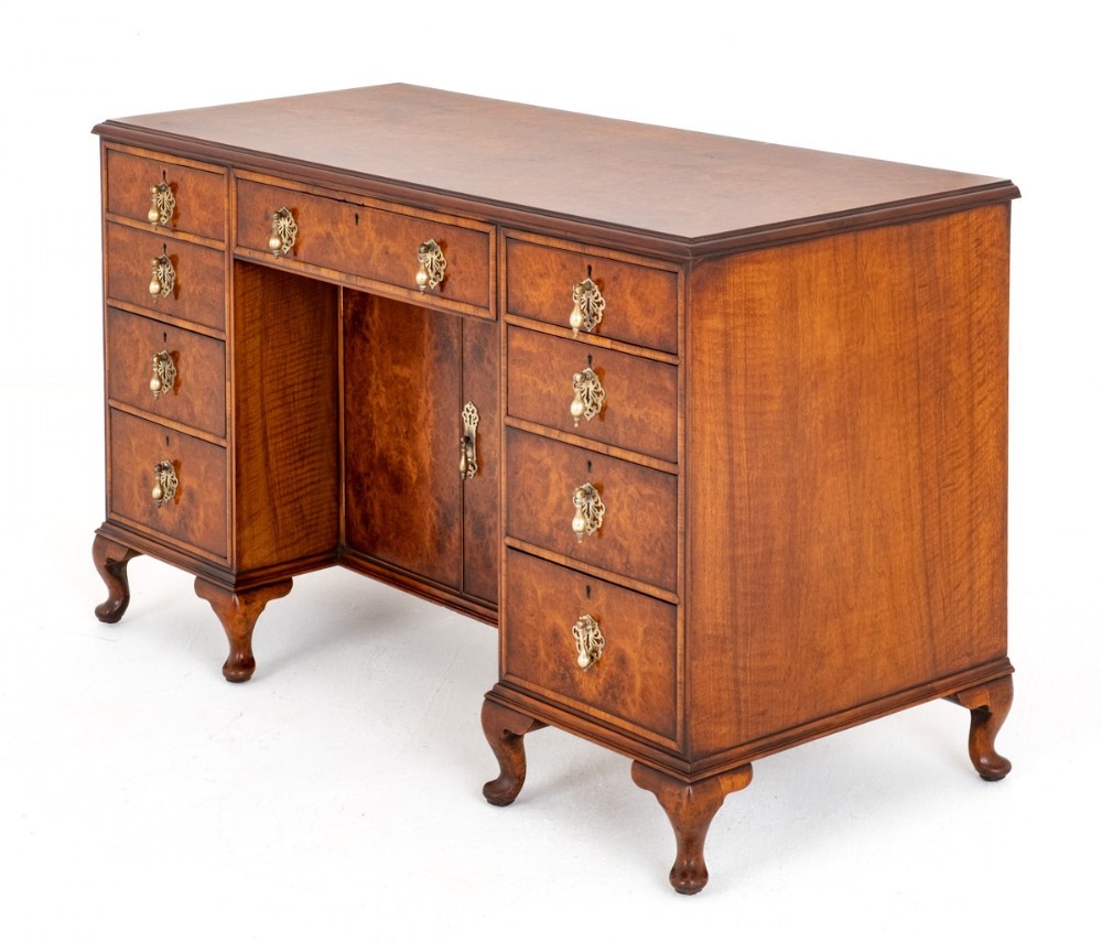 Bureau Gillows en noyer, style néo-Queen Anne