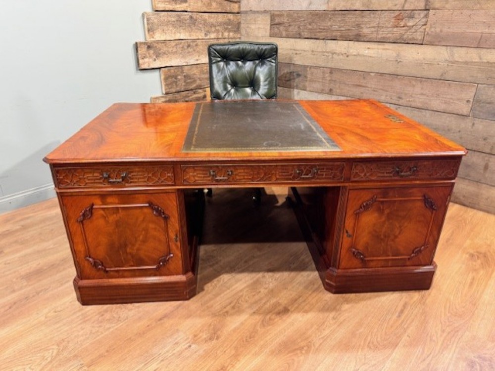 Ensemble bureau et chaises Mahogany Partners, table de bibliothèque Serpentine par Wade