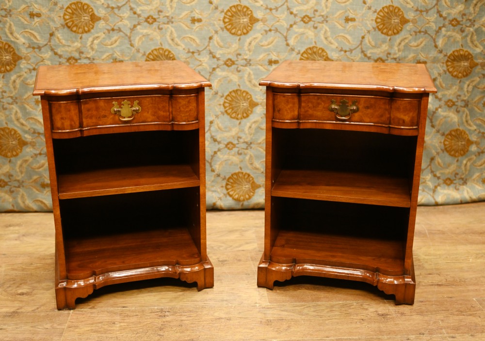 Paire de commodes de chevet Regency, tables de nuit en noyer