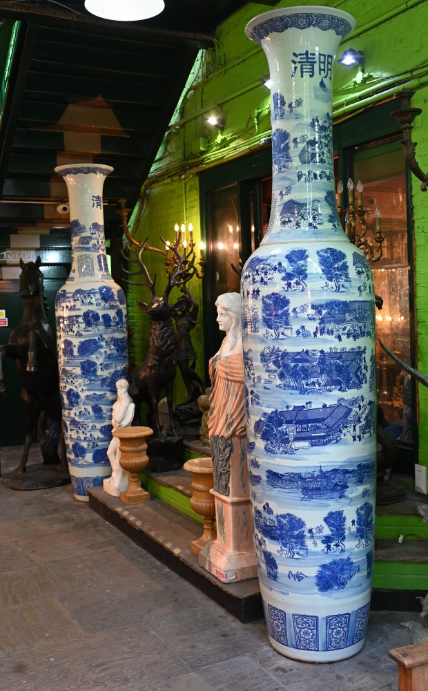 Paire d'urnes géantes en porcelaine chinoise bleue et blanche, pots du temple de Nankin, 3 mètres