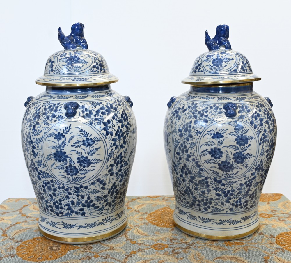 Pots de temple en porcelaine bleue et blanche, urne chinoise au gingembre Ming