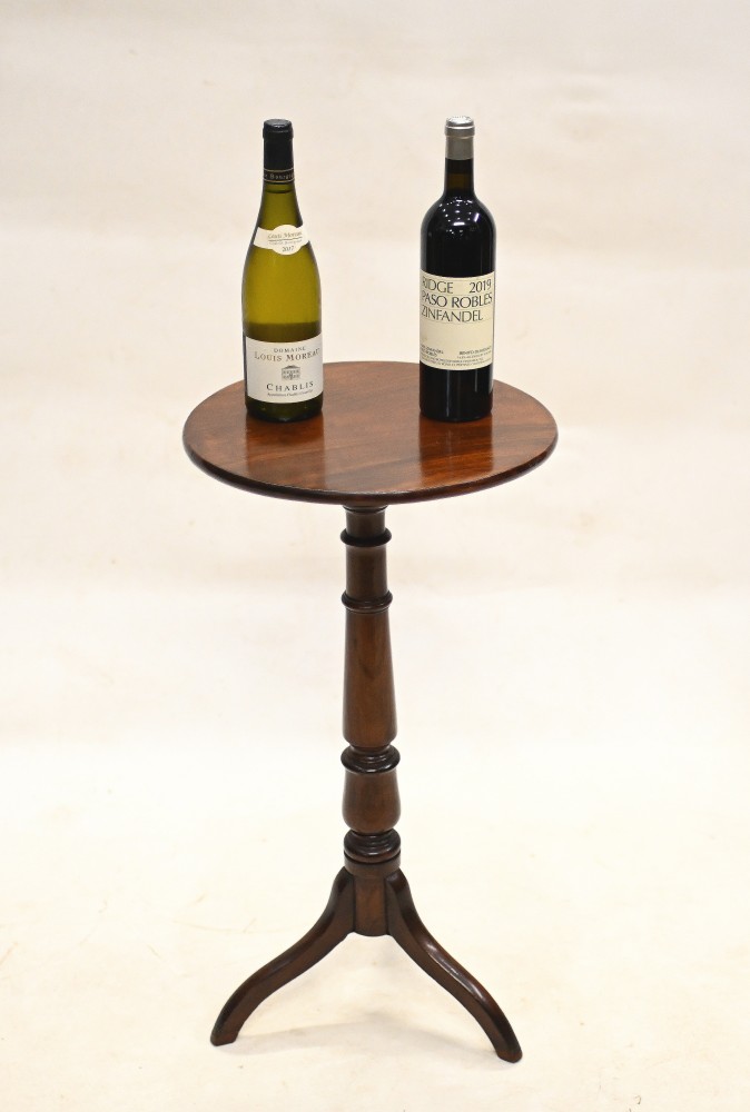 Table à vin géorgienne côté acajou