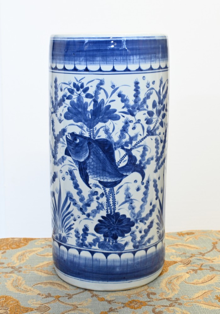 Vase chinois en porcelaine bleue et blanche, porte-parapluie, poisson rouge