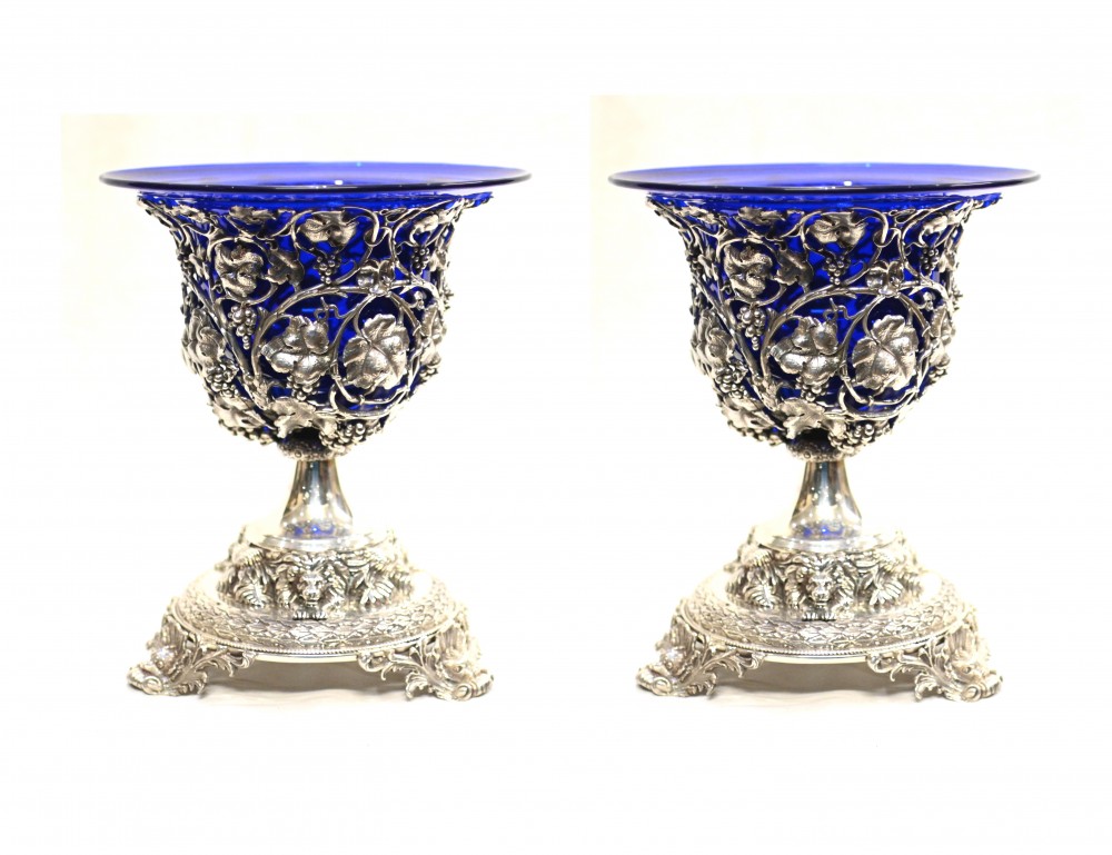 Paire d'urnes en verre plaqué argent anglais Repousse Bristol