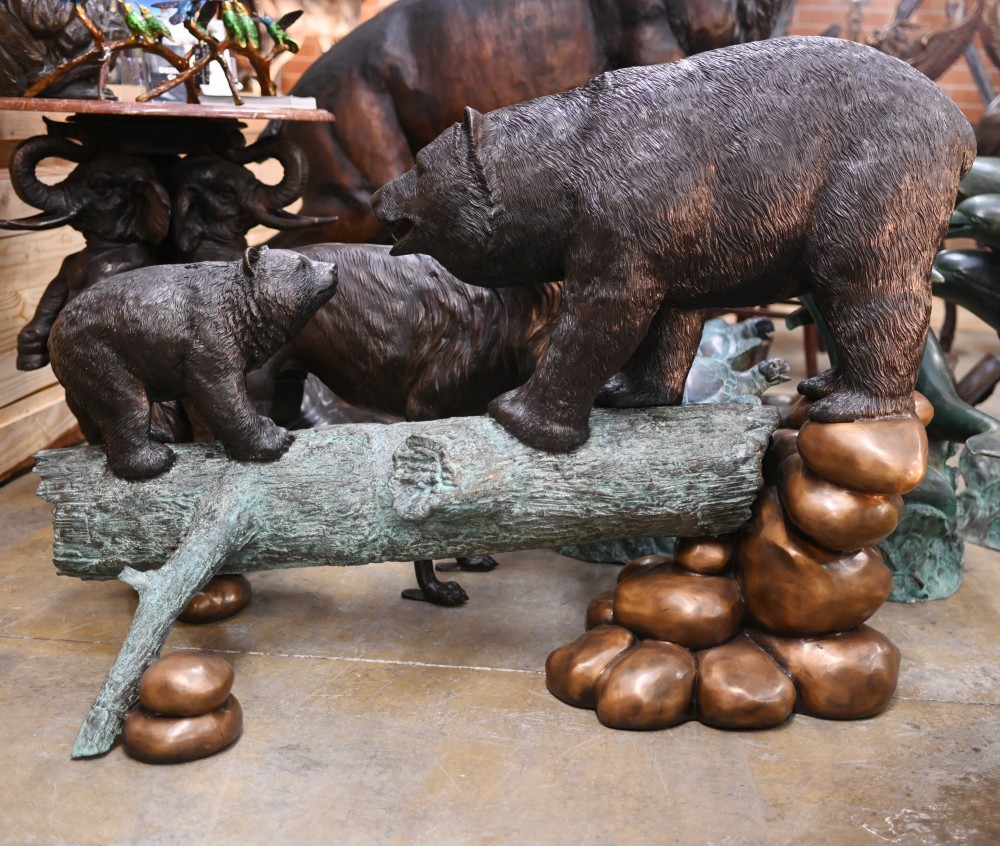 Statue de jardin en bronze représentant un attrapeur de saumon et un ourson brun