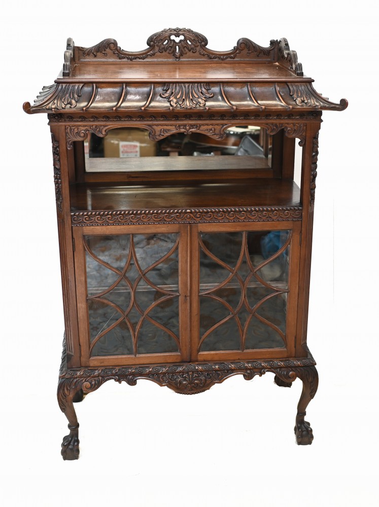 Vitrine en acajou avec dessus de pagode Chippendale 1860