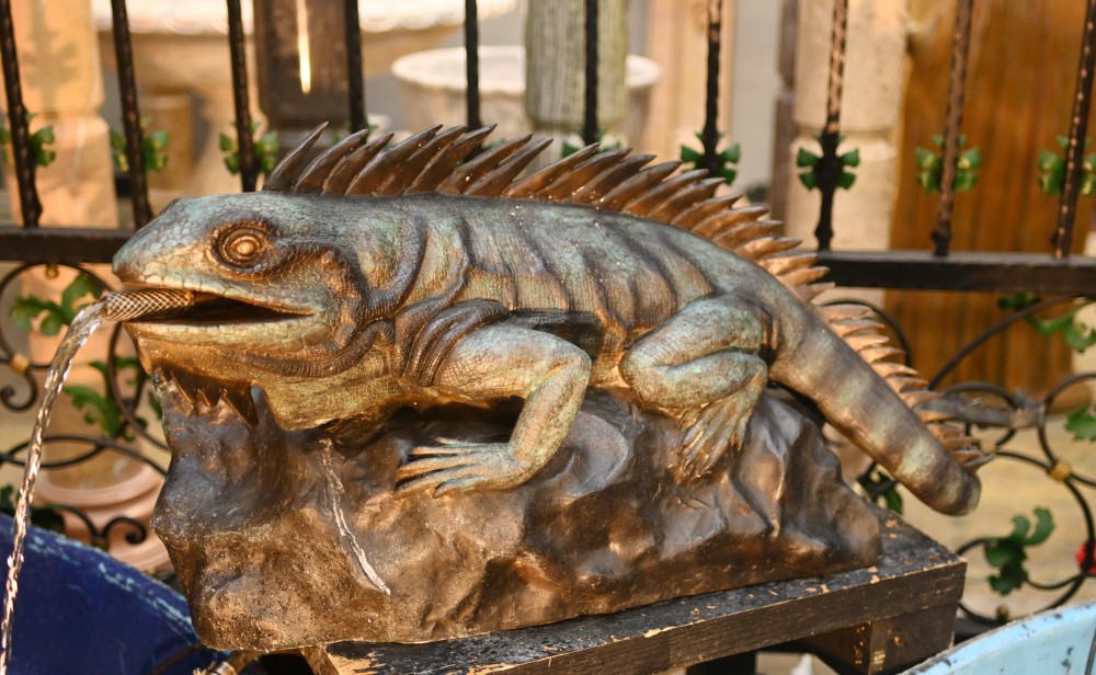 Fontaine en bronze pour jardin avec reptile