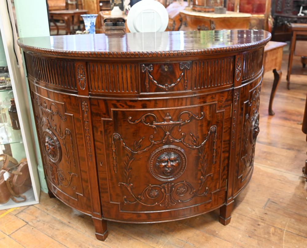 Commode latérale Gillows en acajou sculpté en relief 1890