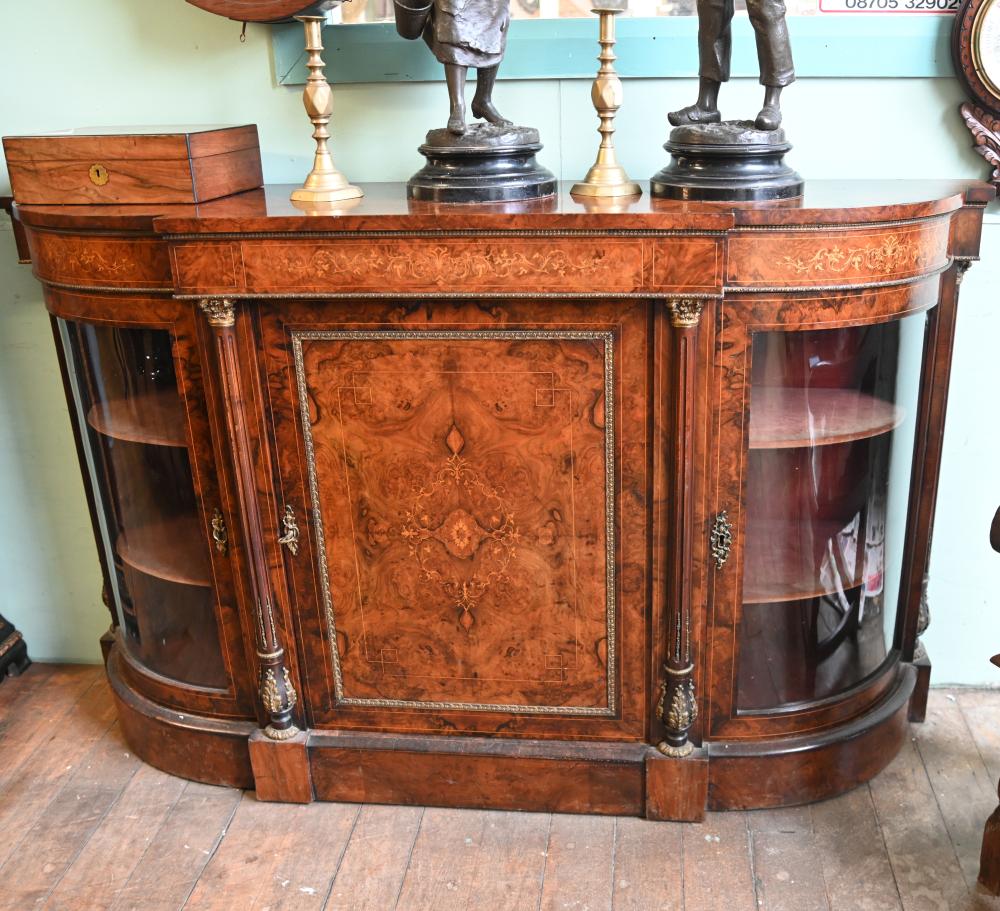 Commode victorienne en noyer avec marqueterie et crédence, 1860